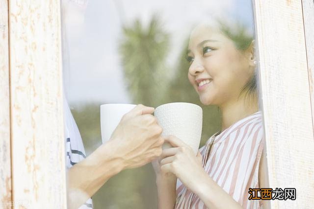 婆婆腿摔断小儿媳伺候 婆婆摔断腿儿媳妇说话