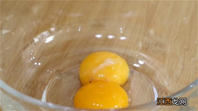 1盒酸奶2个鸡蛋教你做酸奶蛋糕 做酸奶蛋糕的方法和步骤窍门