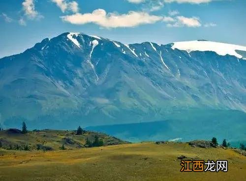 蒙古高原上的杭爱山脉