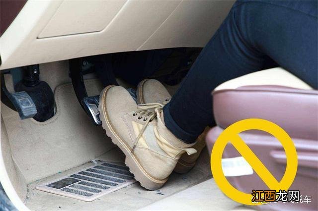 了解一下 手动挡紧急刹车时要不要踩离合