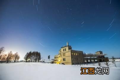 雪地里，世界纯净无比，彷佛是置身于童话里