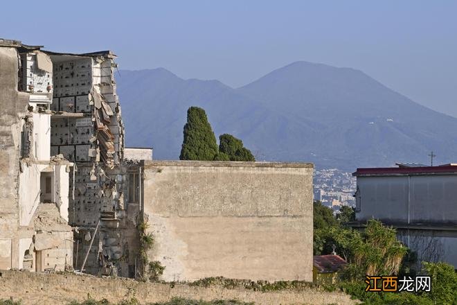 意大利公墓建筑坍塌，十来具棺材悬在空中