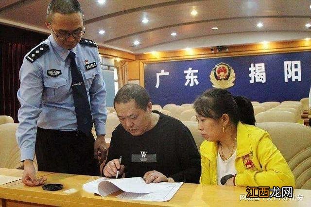 儿子被熟人诱拐，父母苦寻19年，人贩子被捕后，儿子却为其求情