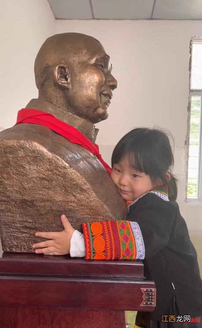 3岁女儿一眼认出爸爸雕像含泪拥抱 妈妈回应：视频背后有一个催泪故事…
