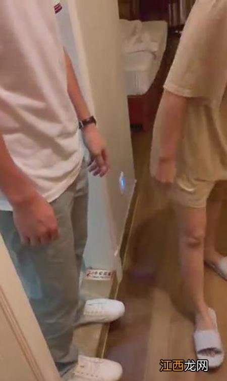 女子谎称端午出差,丈夫将妻子和情人堵在酒店:到床上来出差是吧