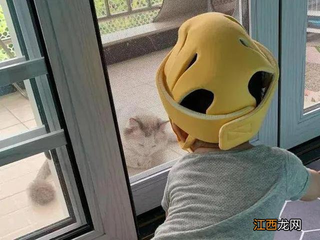 非要给孩子“睡个扁头”,老一辈的执念到底是哪来的?