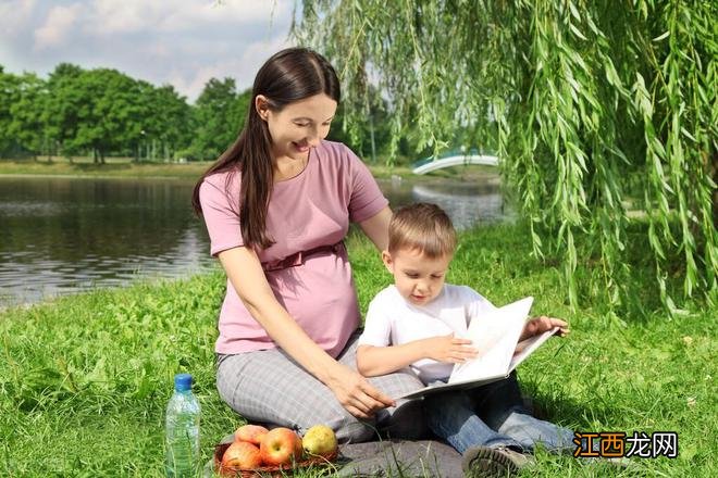 2岁宝宝爱抢东西，不会和小朋友一起玩，妈妈不用担心，这很正常