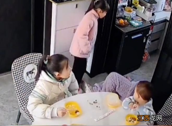 一场发烧是一面照妖镜，“3个孩子”被网暴，妈妈后续回应更可笑