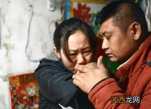 4岁女宝把臭臭拉在裤子里，母亲就是一脚踹过去，导致孩子受重伤