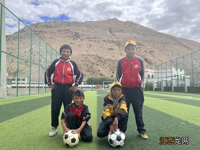 这孩子踢球只穿一只球鞋 背后有一个热血故事…