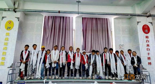 这孩子踢球只穿一只球鞋 背后有一个热血故事…