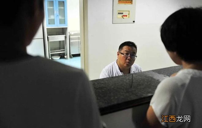 直击那些坚持在妇产科的男医生们，一般人不接受只希望老婆能理解