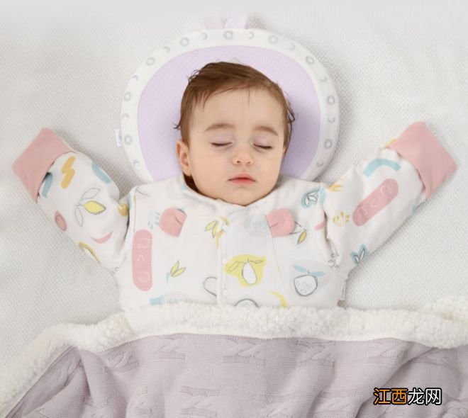 宝宝“投降式睡姿”,为啥全国统一?了解原因后,别强迫孩子了