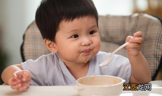 宝宝爱抠嘴巴常见原因分析 宝宝总抠嘴的正确纠正方法