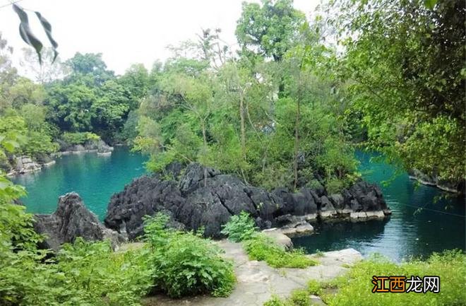 广西南宁发现一潭水，水潭颜色深浅不一，水深至今仍是谜