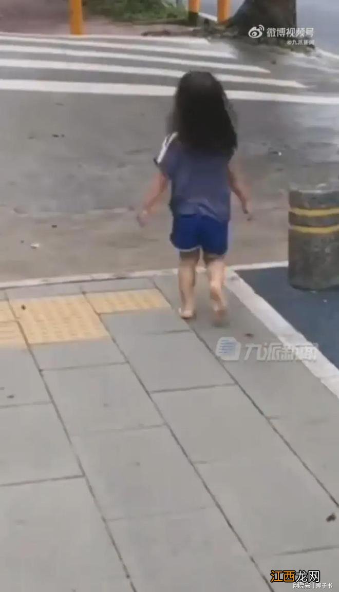 保姆回老家4岁女孩撒泼大哭,孩子妈手足无措,女孩:我要那个妈妈