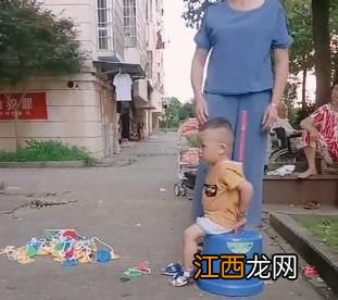 孩子因淘气被奶奶拴住，妈妈看到笑出了泪！淘气包怎样带才合适？