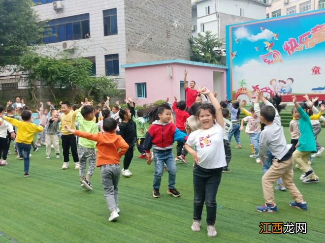 幼儿园教孩子成人“口水歌”，歌词含义低俗露骨，令家长担忧不已