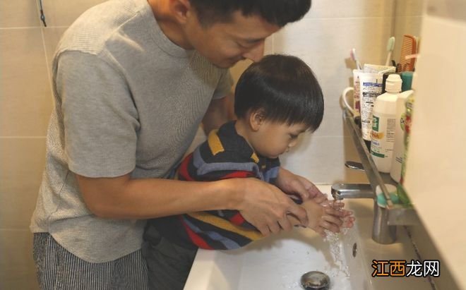 孩子被开水烫伤，是先冲水还是先脱衣服？搞错顺序，伤情会变重