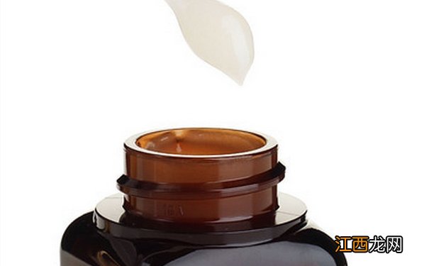 眼霜和精华哪个先用？眼霜在精华液前还是后？