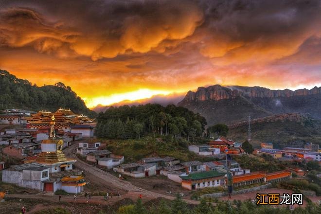 中国有个“神奇”的小镇,一半是四川一半是甘肃,被誉为东方瑞士