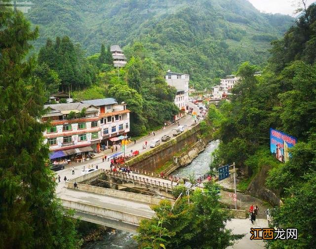 四川一避暑胜地，水乡和藏寨的结合体，农家乐遍地，是成都后花园