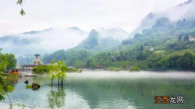 四川一避暑胜地，水乡和藏寨的结合体，农家乐遍地，是成都后花园