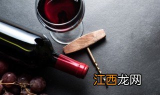 酒柜里适合摆放什么物件 酒柜里适合摆放什么物件呢