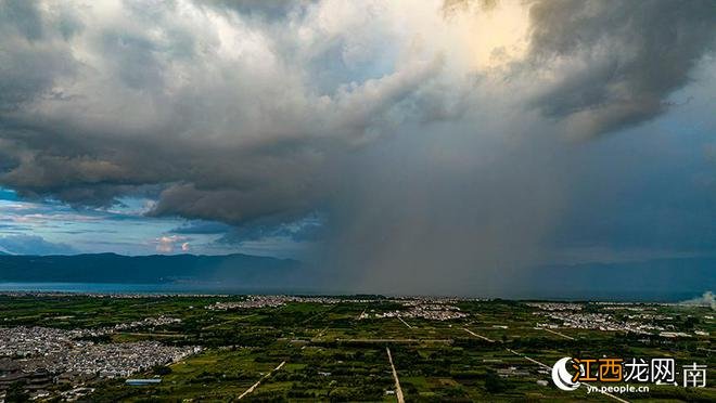 壮观！云南大理洱海上空惊现“雨瀑”奇景