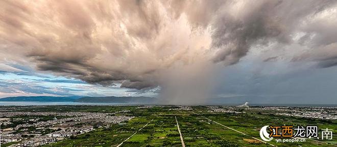 壮观！云南大理洱海上空惊现“雨瀑”奇景