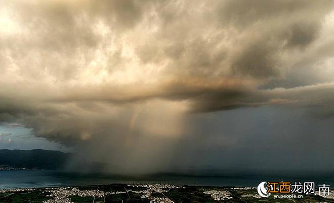 壮观！云南大理洱海上空惊现“雨瀑”奇景