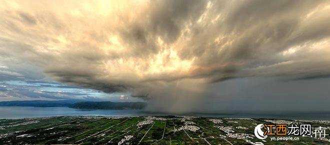 壮观！云南大理洱海上空惊现“雨瀑”奇景