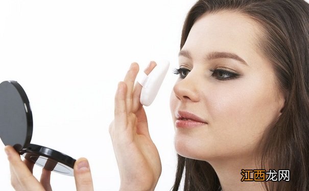 补妆用粉饼还是散粉?补妆适合用散粉还是粉饼?
