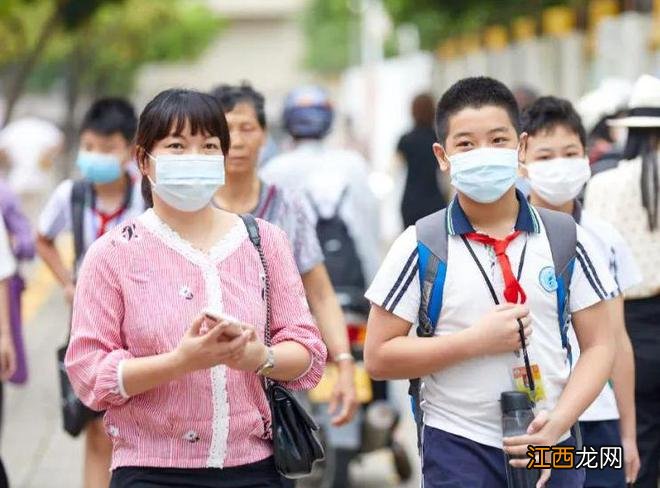 家长任劳任怨接送高中生，面对普遍的现状，网友产生了不同看法