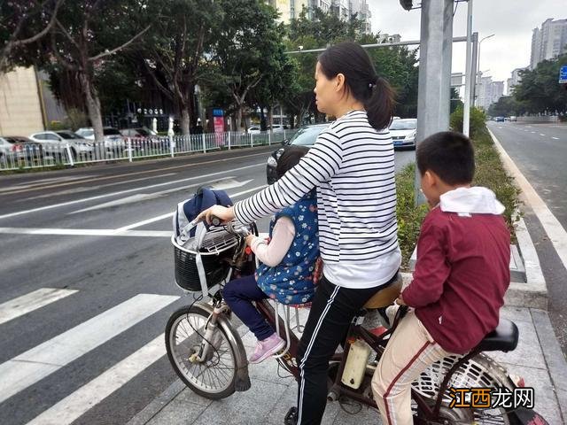 双胞胎姐妹嫁给了双胞胎兄弟，各自生下孩子以后，两家人哭笑不得