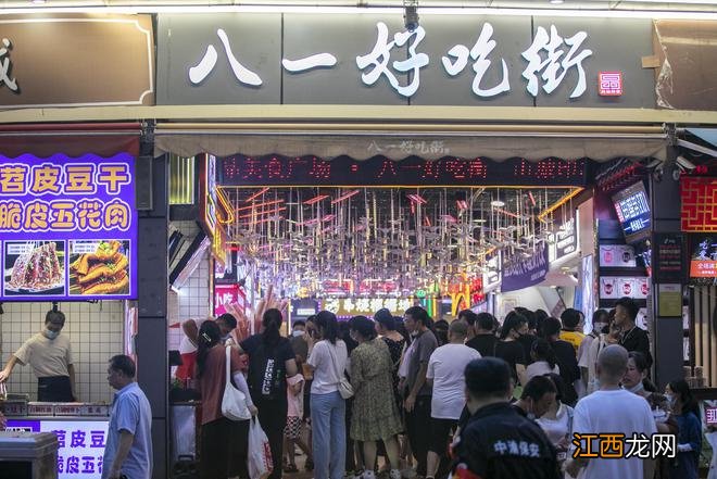 40℃高温难挡吃货热情，重庆的夜生活你想不到，人山人海排成长龙