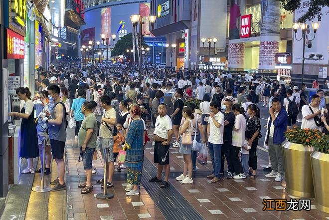 40℃高温难挡吃货热情，重庆的夜生活你想不到，人山人海排成长龙