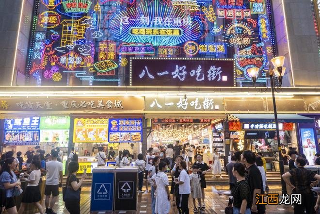 40℃高温难挡吃货热情，重庆的夜生活你想不到，人山人海排成长龙