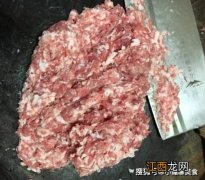 拌肉馅先放水还是先放油