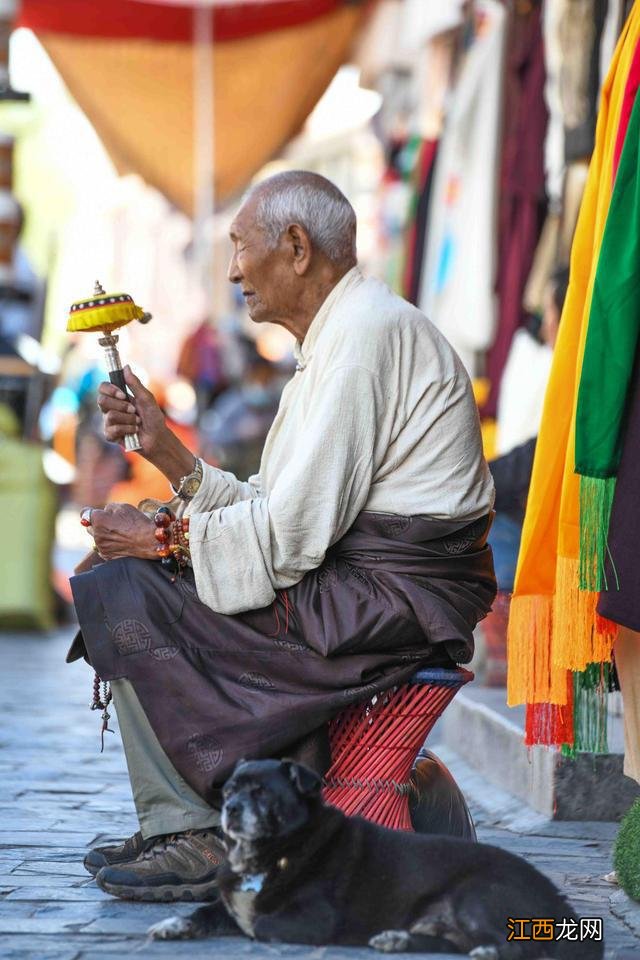 被藏族人称为“圣路”的地方，是一座古城，也是信众们的聚集之地