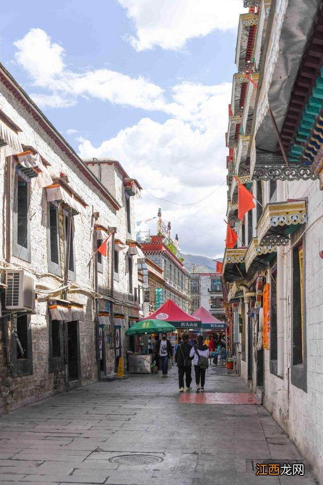 被藏族人称为“圣路”的地方，是一座古城，也是信众们的聚集之地