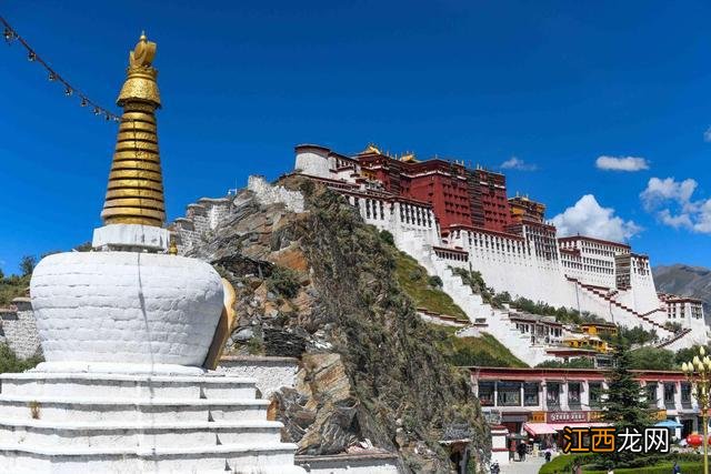 被藏族人称为“圣路”的地方，是一座古城，也是信众们的聚集之地