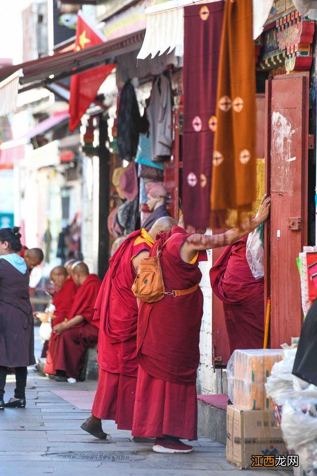 被藏族人称为“圣路”的地方，是一座古城，也是信众们的聚集之地