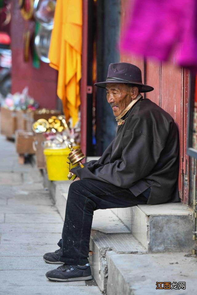 被藏族人称为“圣路”的地方，是一座古城，也是信众们的聚集之地