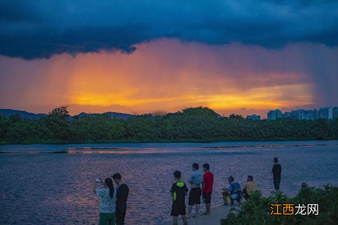 海南琼海：彩霞雨丝交汇 折射盛夏美景