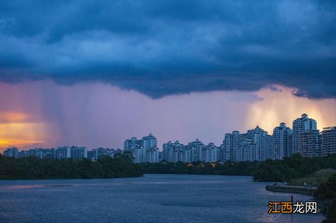 海南琼海：彩霞雨丝交汇 折射盛夏美景