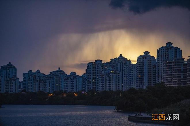 海南琼海：彩霞雨丝交汇 折射盛夏美景