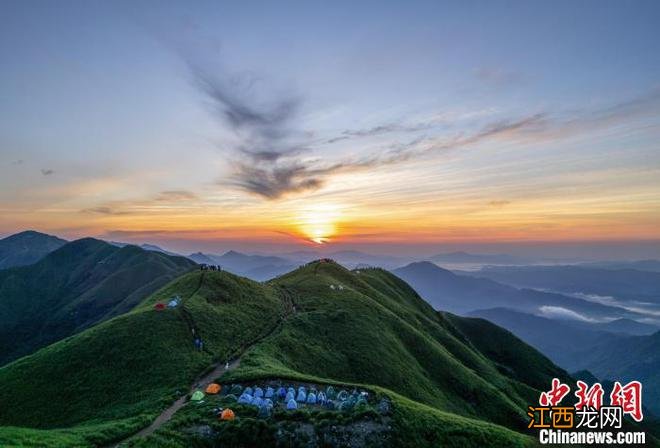 航拍江西武功山壮美日出 高山草甸绿意盎然帐篷满山顶