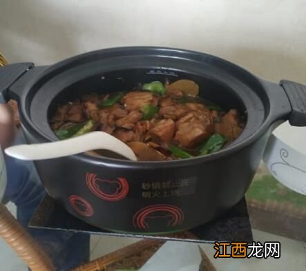 黄焖鸡可以加什么配菜在里面？如何挑选鸡肉？