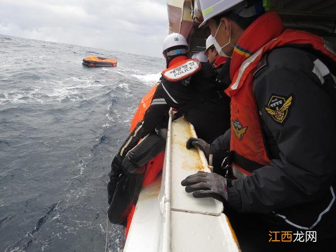 中国香港籍货轮在长崎近海沉没，多名中国船员失联